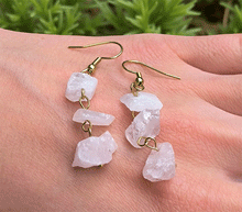 Naložite sliko v pregledovalnik galerije, viseči uhani roževec viseci uhani rozevec uhani iz kristalov nakit iz kristalov uhani roževec uhani iz poldragih kamnov roževec