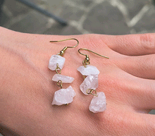 Naložite sliko v pregledovalnik galerije, viseči uhani roževec viseci uhani rozevec uhani iz kristalov nakit iz kristalov uhani roževec uhani iz poldragih kamnov roževec