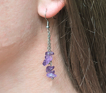 Naložite sliko v pregledovalnik galerije, viseči uhani ametist kristali viseci uhani uhani iz kristalov ametist nakit uhani iz kristalov uhani iz poldragih kamnov ametist kirurko nerjaceče jeklo