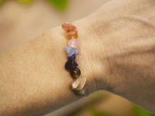 Naložite sliko v pregledovalnik galerije, zapestnice iz kristalov za zascito pri voznji ametist soncni kremen turmalin rozevec zapestnica iz kristalov nakit iz kristalov talisman za zascito talisman za voznjo kristali poldragi kamni