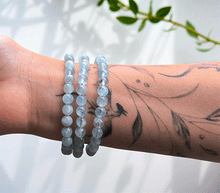 Naložite sliko v pregledovalnik galerije, zapestnica akvamarin iz kristalov 6 mm ženska zapestnica talisman iz poldragih kamnov nakit akvamarin moda nakit iz kristalov kristali zapestnice ženske zapestnice talisman akvamarin