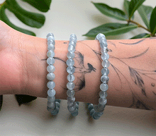Naložite sliko v pregledovalnik galerije, zapestnica akvamarin iz kristalov 6 mm ženska zapestnica talisman iz poldragih kamnov nakit akvamarin moda nakit iz kristalov kristali zapestnice ženske zapestnice talisman akvamarin