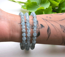Naložite sliko v pregledovalnik galerije, zapestnica akvamarin iz kristalov 6 mm ženska zapestnica talisman iz poldragih kamnov nakit akvamarin moda nakit iz kristalov kristali zapestnice ženske zapestnice talisman akvamarin