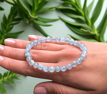 Naložite sliko v pregledovalnik galerije, zapestnica akvamarin iz kristalov 6 mm ženska zapestnica talisman iz poldragih kamnov nakit akvamarin moda nakit iz kristalov kristali zapestnice ženske zapestnice talisman akvamarin