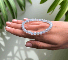 Naložite sliko v pregledovalnik galerije, zapestnica akvamarin iz kristalov 6 mm ženska zapestnica talisman iz poldragih kamnov nakit akvamarin moda nakit iz kristalov kristali zapestnice ženske zapestnice talisman akvamarin