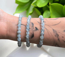 Naložite sliko v pregledovalnik galerije, zapestnica akvamarin iz kristalov 6 mm ženska zapestnica talisman iz poldragih kamnov nakit akvamarin moda nakit iz kristalov kristali zapestnice ženske zapestnice talisman akvamarin
