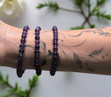 Naložite sliko v pregledovalnik galerije, zapestnica ametist iz kristalov 6 mm ženska zapestnica talisman iz poldragih kamnov nakit ametist moda nakit iz kristalov kristali zapestnice ženske zapestnice talisman ametist