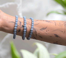 Naložite sliko v pregledovalnik galerije, zapestnica angelit iz kristalov 6 mm ženska zapestnica talisman iz poldragih kamnov nakit angelit moda nakit iz kristalov kristali zapestnice ženske zapestnice talisman angelit