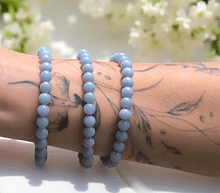 Naložite sliko v pregledovalnik galerije, zapestnica angelit iz kristalov 6 mm ženska zapestnica talisman iz poldragih kamnov nakit angelit moda nakit iz kristalov kristali zapestnice ženske zapestnice talisman angelit