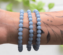 Naložite sliko v pregledovalnik galerije, zapestnica angelit iz kristalov 6 mm ženska zapestnica talisman iz poldragih kamnov nakit angelit moda nakit iz kristalov kristali zapestnice ženske zapestnice talisman angelit