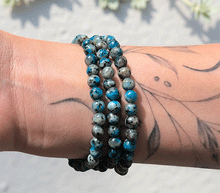 Naložite sliko v pregledovalnik galerije, zapestnica azurit granit iz kristalov 6mm ženska zapestnica iz poldragih kamnov nakit azurit granit moda nakit iz kristalov kristali zapestnice ženske zapestnice iz azurita in granita K2