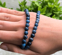 Naložite sliko v pregledovalnik galerije, ženska kristalna zapestnica dumortierit iz kristalov 6 mm ženska zapestnica iz kristalov talisman iz poldragih kamnov nakit dumortierit moda nakit iz kristalov kristali zapestnice ženske kristalne zapestnice talisman dumortierit