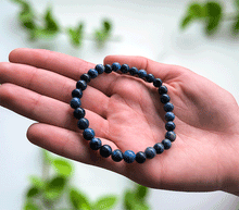 Naložite sliko v pregledovalnik galerije, ženska kristalna zapestnica dumortierit iz kristalov 6 mm ženska zapestnica iz kristalov talisman iz poldragih kamnov nakit dumortierit moda nakit iz kristalov kristali zapestnice ženske kristalne zapestnice talisman dumortierit