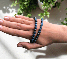 Naložite sliko v pregledovalnik galerije, ženska kristalna zapestnica dumortierit iz kristalov 6 mm ženska zapestnica iz kristalov talisman iz poldragih kamnov nakit dumortierit moda nakit iz kristalov kristali zapestnice ženske kristalne zapestnice talisman dumortierit