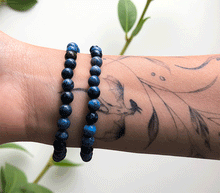 Naložite sliko v pregledovalnik galerije, ženska kristalna zapestnica dumortierit iz kristalov 6 mm ženska zapestnica iz kristalov talisman iz poldragih kamnov nakit dumortierit moda nakit iz kristalov kristali zapestnice ženske kristalne zapestnice talisman dumortierit