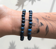 Naložite sliko v pregledovalnik galerije, ženska kristalna zapestnica dumortierit iz kristalov 6 mm ženska zapestnica iz kristalov talisman iz poldragih kamnov nakit dumortierit moda nakit iz kristalov kristali zapestnice ženske kristalne zapestnice talisman dumortierit