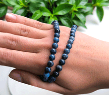 Naložite sliko v pregledovalnik galerije, ženska kristalna zapestnica dumortierit iz kristalov 6 mm ženska zapestnica iz kristalov talisman iz poldragih kamnov nakit dumortierit moda nakit iz kristalov kristali zapestnice ženske kristalne zapestnice talisman dumortierit