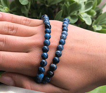 Naložite sliko v pregledovalnik galerije, ženska kristalna zapestnica dumortierit iz kristalov 6 mm ženska zapestnica iz kristalov talisman iz poldragih kamnov nakit dumortierit moda nakit iz kristalov kristali zapestnice ženske kristalne zapestnice talisman dumortierit