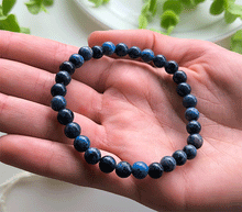 Naložite sliko v pregledovalnik galerije, ženska kristalna zapestnica dumortierit iz kristalov 6 mm ženska zapestnica iz kristalov talisman iz poldragih kamnov nakit dumortierit moda nakit iz kristalov kristali zapestnice ženske kristalne zapestnice talisman dumortierit