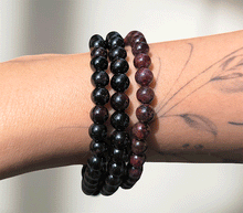 Naložite sliko v pregledovalnik galerije, zapestnica granat iz kristalov 6mm ženska zapestnica iz poldragih kamnov nakit granat moda nakit iz kristalov kristali zapestnice granat ženske zapestnice talisman