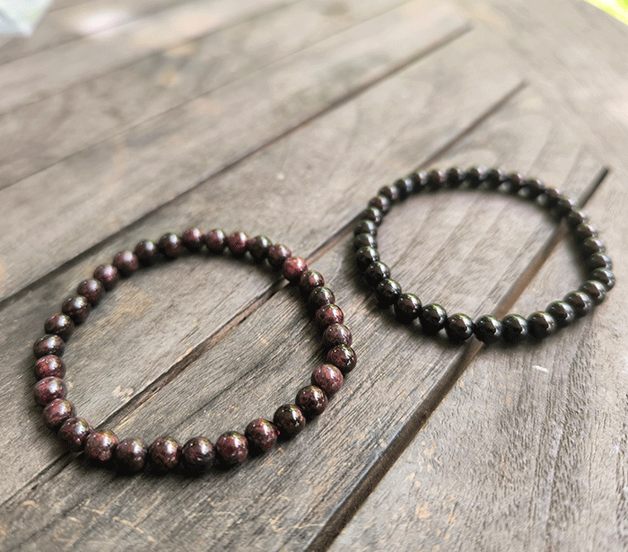 zapestnica granat iz kristalov 6mm ženska zapestnica iz poldragih kamnov nakit granat moda nakit iz kristalov kristali zapestnice granat ženske zapestnice talisman