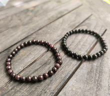 Naložite sliko v pregledovalnik galerije, zapestnica granat iz kristalov 6mm ženska zapestnica iz poldragih kamnov nakit granat moda nakit iz kristalov kristali zapestnice granat ženske zapestnice talisman