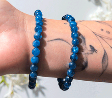 Naložite sliko v pregledovalnik galerije, ženska kristalna zapestnica disten kianit iz kristalov 6 mm ženska zapestnica iz kristalov talisman iz poldragih kamnov nakit kianit disten moda nakit iz kristalov kristali zapestnice ženske kristalne zapestnice talisman kianit