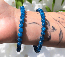 Naložite sliko v pregledovalnik galerije, ženska kristalna zapestnica disten kianit iz kristalov 6 mm ženska zapestnica iz kristalov talisman iz poldragih kamnov nakit kianit disten moda nakit iz kristalov kristali zapestnice ženske kristalne zapestnice talisman kianit