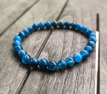 Naložite sliko v pregledovalnik galerije, ženska kristalna zapestnica disten kianit iz kristalov 6 mm ženska zapestnica iz kristalov talisman iz poldragih kamnov nakit kianit disten moda nakit iz kristalov kristali zapestnice ženske kristalne zapestnice talisman kianit