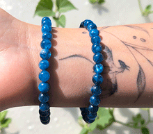 Naložite sliko v pregledovalnik galerije, ženska kristalna zapestnica disten kianit iz kristalov 6 mm ženska zapestnica iz kristalov talisman iz poldragih kamnov nakit kianit disten moda nakit iz kristalov kristali zapestnice ženske kristalne zapestnice talisman kianit