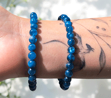 Naložite sliko v pregledovalnik galerije, ženska kristalna zapestnica disten kianit iz kristalov 6 mm ženska zapestnica iz kristalov talisman iz poldragih kamnov nakit kianit disten moda nakit iz kristalov kristali zapestnice ženske kristalne zapestnice talisman kianit