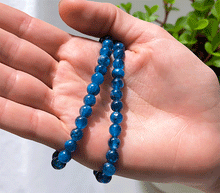 Naložite sliko v pregledovalnik galerije, ženska kristalna zapestnica disten kianit iz kristalov 6 mm ženska zapestnica iz kristalov talisman iz poldragih kamnov nakit kianit disten moda nakit iz kristalov kristali zapestnice ženske kristalne zapestnice talisman kianit