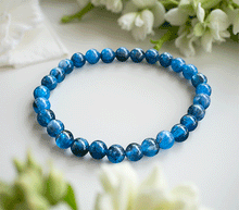 Naložite sliko v pregledovalnik galerije, ženska kristalna zapestnica disten kianit iz kristalov 6 mm ženska zapestnica iz kristalov talisman iz poldragih kamnov nakit kianit disten moda nakit iz kristalov kristali zapestnice ženske kristalne zapestnice talisman kianit