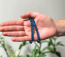 Naložite sliko v pregledovalnik galerije, ženska kristalna zapestnica disten kianit iz kristalov 6 mm ženska zapestnica iz kristalov talisman iz poldragih kamnov nakit kianit disten moda nakit iz kristalov kristali zapestnice ženske kristalne zapestnice talisman kianit