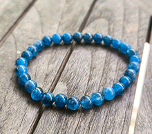 Naložite sliko v pregledovalnik galerije, ženska kristalna zapestnica disten kianit iz kristalov 6 mm ženska zapestnica iz kristalov talisman iz poldragih kamnov nakit kianit disten moda nakit iz kristalov kristali zapestnice ženske kristalne zapestnice talisman kianit