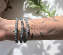 Naložite sliko v pregledovalnik galerije, zapestnica labradorit iz kristalov 6 mm ženska zapestnica talisman iz poldragih kamnov nakit labradorit moda nakit iz kristalov kristali zapestnice ženske zapestnice talisman labradorit