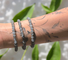 Naložite sliko v pregledovalnik galerije, zapestnica labradorit iz kristalov 6 mm ženska zapestnica talisman iz poldragih kamnov nakit labradorit moda nakit iz kristalov kristali zapestnice ženske zapestnice talisman labradorit