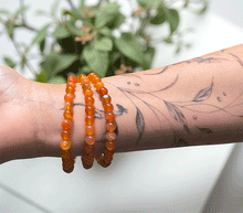 Naložite sliko v pregledovalnik galerije, zapestnica marelični ahat iz kristalov 6 mm ženska zapestnica talisman iz poldragih kamnov nakit marelični agat moda nakit iz kristalov kristali zapestnice ženske zapestnice talisman marelični ahat