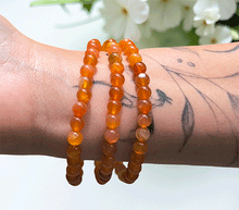 Naložite sliko v pregledovalnik galerije, zapestnica marelični ahat iz kristalov 6 mm ženska zapestnica talisman iz poldragih kamnov nakit marelični agat moda nakit iz kristalov kristali zapestnice ženske zapestnice talisman marelični ahat