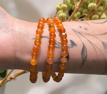 Naložite sliko v pregledovalnik galerije, zapestnica marelični ahat iz kristalov 6 mm ženska zapestnica talisman iz poldragih kamnov nakit marelični agat moda nakit iz kristalov kristali zapestnice ženske zapestnice talisman marelični ahat