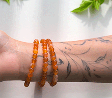 Naložite sliko v pregledovalnik galerije, zapestnica marelični ahat iz kristalov 6 mm ženska zapestnica talisman iz poldragih kamnov nakit marelični agat moda nakit iz kristalov kristali zapestnice ženske zapestnice talisman marelični ahat