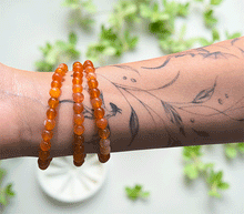 Naložite sliko v pregledovalnik galerije, zapestnica marelični ahat iz kristalov 6 mm ženska zapestnica talisman iz poldragih kamnov nakit marelični agat moda nakit iz kristalov kristali zapestnice ženske zapestnice talisman marelični ahat