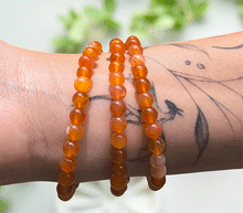 Naložite sliko v pregledovalnik galerije, zapestnica marelični ahat iz kristalov 6 mm ženska zapestnica talisman iz poldragih kamnov nakit marelični agat moda nakit iz kristalov kristali zapestnice ženske zapestnice talisman marelični ahat