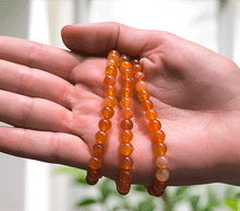 Naložite sliko v pregledovalnik galerije, zapestnica marelični ahat iz kristalov 6 mm ženska zapestnica talisman iz poldragih kamnov nakit marelični agat moda nakit iz kristalov kristali zapestnice ženske zapestnice talisman marelični ahat