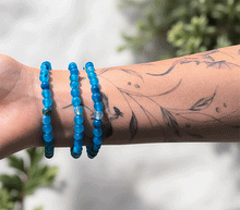 Naložite sliko v pregledovalnik galerije, ženska kristalna zapestnica modri črtasti ahat iz kristalov 6 mm ženska zapestnica iz kristalov talisman iz poldragih kamnov nakit modri ahat moda nakit iz kristalov kristali zapestnice ženske kristalne zapestnice talisman modri crtasti ahat