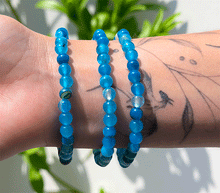 Naložite sliko v pregledovalnik galerije, ženska kristalna zapestnica modri črtasti ahat iz kristalov 6 mm ženska zapestnica iz kristalov talisman iz poldragih kamnov nakit modri ahat moda nakit iz kristalov kristali zapestnice ženske kristalne zapestnice talisman modri crtasti ahat