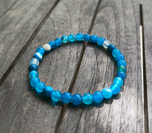 Naložite sliko v pregledovalnik galerije, ženska kristalna zapestnica modri črtasti ahat iz kristalov 6 mm ženska zapestnica iz kristalov talisman iz poldragih kamnov nakit modri ahat moda nakit iz kristalov kristali zapestnice ženske kristalne zapestnice talisman modri crtasti ahat