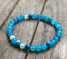 Naložite sliko v pregledovalnik galerije, ženska kristalna zapestnica modri črtasti ahat iz kristalov 6 mm ženska zapestnica iz kristalov talisman iz poldragih kamnov nakit modri ahat moda nakit iz kristalov kristali zapestnice ženske kristalne zapestnice talisman modri crtasti ahat