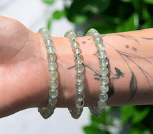 Naložite sliko v pregledovalnik galerije, ženska kristalna zapestnica prehnit iz kristalov 6 mm ženska zapestnica iz kristalov talisman iz poldragih kamnov nakit prehnit moda nakit iz kristalov kristali zapestnice ženske kristalne zapestnice talisman prehnit