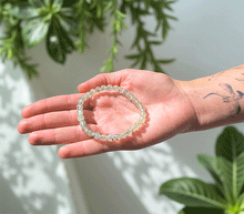 Naložite sliko v pregledovalnik galerije, ženska kristalna zapestnica prehnit iz kristalov 6 mm ženska zapestnica iz kristalov talisman iz poldragih kamnov nakit prehnit moda nakit iz kristalov kristali zapestnice ženske kristalne zapestnice talisman prehnit